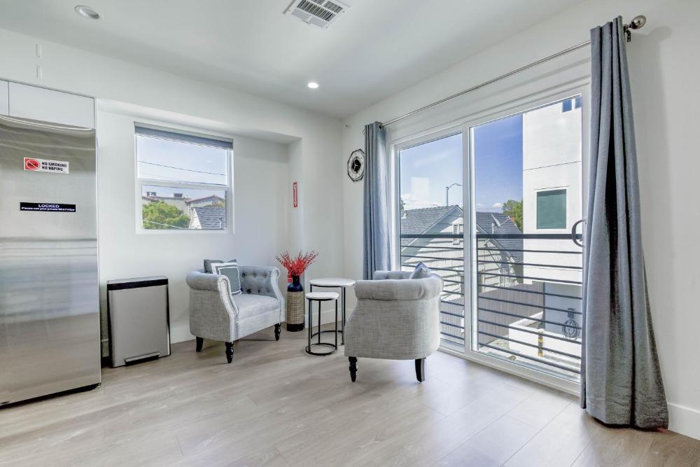Modern Apartment in Studio City